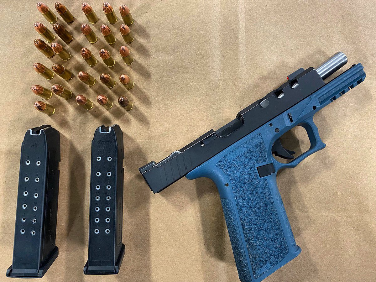 SantaAnaPD's tweet photo. Detectives searched the immediate area where the suspect ran & located a loaded 9mm semi-auto handgun with an extra loaded magazine near a fence. The suspect was arrested for several felony charges and a probation violation #gunsoffthestreets #backtoback #proactiveenforcement https://t.co/daZUdYA9Mj