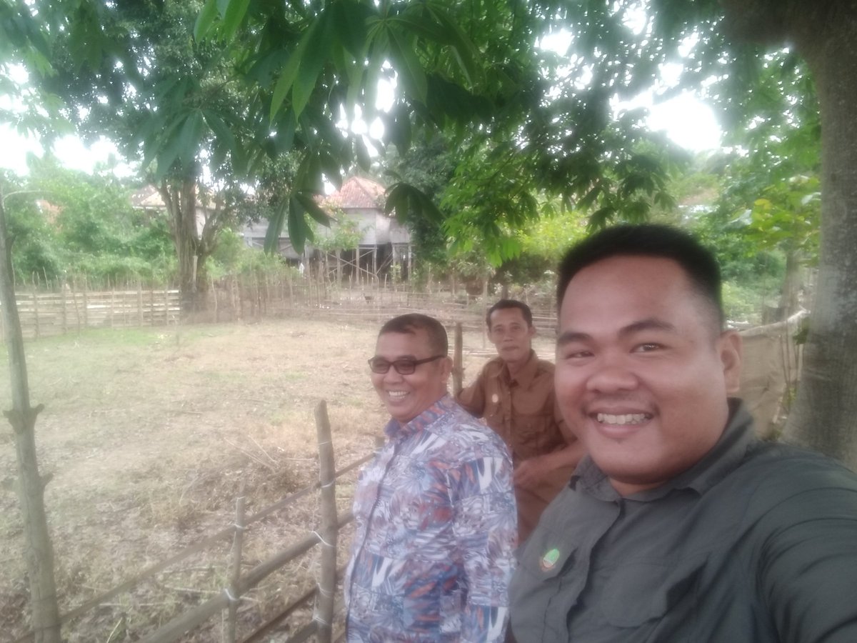 sehmarlin's tweet photo. Bersama dengan Kepala Desa Pauh Kec. Rawas Ilir Kab. Musi Rawas Utara, Sumsel melihat lahan yang akan di manfaatkan untuk Mini Demplot PLTB 

#DesaPeduliGambut #BRGIndonesia #GotongRoyongJagaGambut
#lanjutkanrestorasigambut

@brg_Indonesia 
@MitraGambut 
@de_shineba https://t.co/XYvsO7Q0qA
