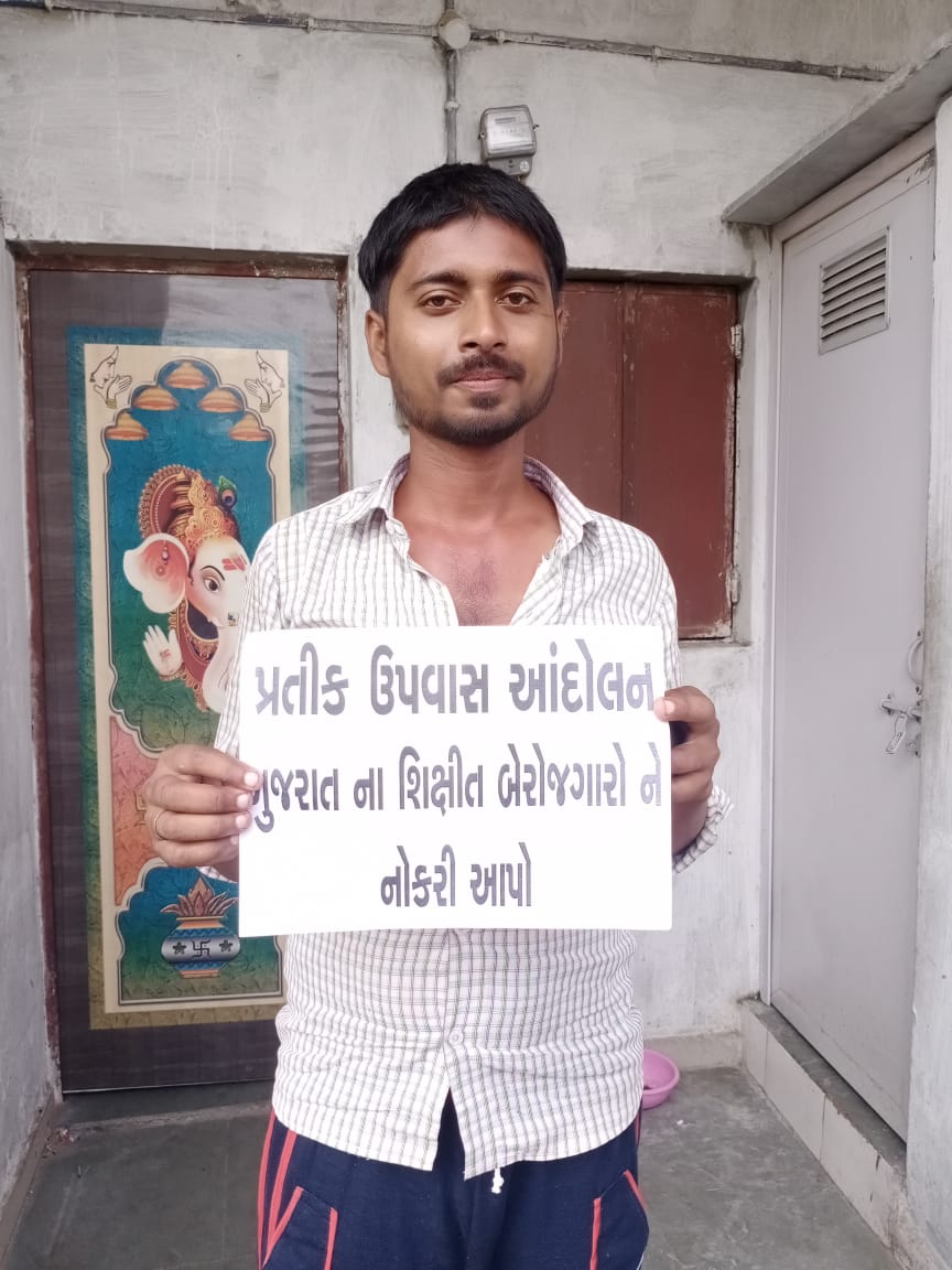 ImranPa08428175's tweet photo. गुजरात के अधिकारियों और मंत्रियो की जितनी बदली पूरी सर्विस में नही होती उतनी बदली SRP जवनो की 1 साल में होती है न्याय दीजिए, गुजरात SRP को स्थायी कीजिए

#પ્રતીક_ઉપવાસ_આંદોલન https://t.co/zDUmPWw9cO