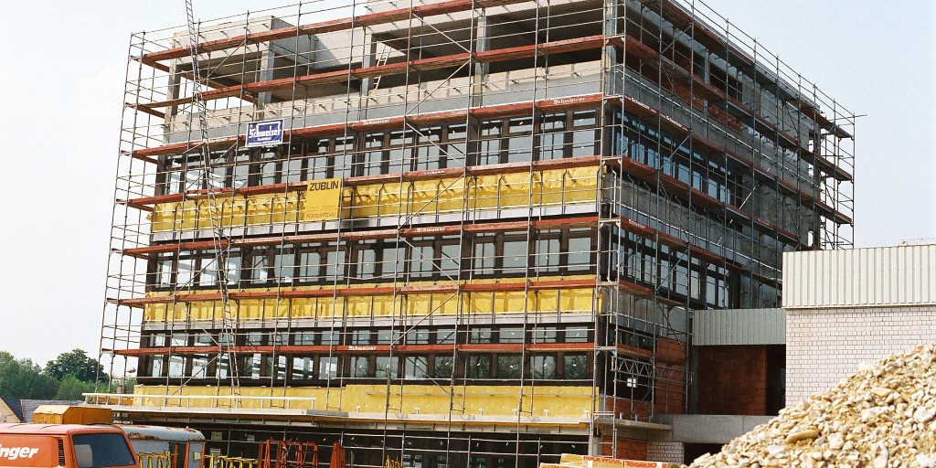 MOSOLFgroup's tweet photo. 1955 - 2020 | 65 Jahre #MOSOLF
1987 - Mit steigenden Mitarbeiterzahlen war 1986 der Zeitpunkt gekommen, die Zentrale im Faberweg durch einen geräumigen Neubau in der nahegelegenen Dettinger Straße 157-159 errichten zu lassen.
https://t.co/5B9NNR0v2J

#automobillogistik https://t.co/2A0FGeghbP