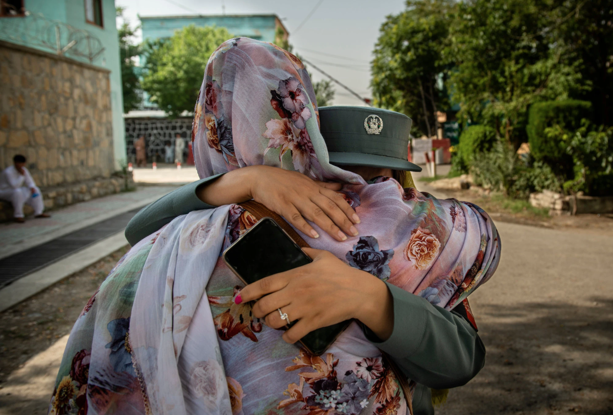 7. With great photos by  @kianahayeri, including is moving one of Lt. Zazai saying goodbye to her mother who had stayed with her in Khost to support her during her first difficult two weeks on the job. https://www.nytimes.com/2020/07/20/world/asia/afghanistan-women-police.html