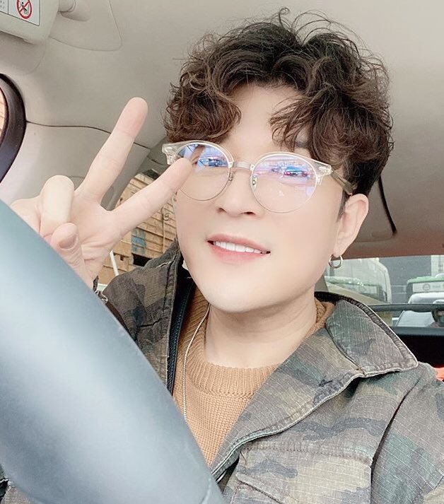 Shindong (Shin Donghee) Born: 1985.09.28-A dance prodigy-Good problem solving skills-Very witty-Has a talent in directing. He directs SM’s ”The Stage” series. He’s also directed multiple MV’s-One of the best members for variety shows-Deserves more recognition