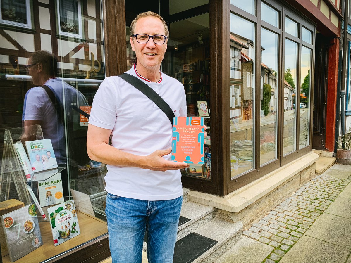 Dr_Roy_Kuehne's tweet photo. Ein #Buch kann man übrigens ganz wunderbar #Lokal in der #Buchhandlung kaufen – so wie ich „Unsichtbare Frauen“ in Bad #Gandersheim. Danke für die gute Beratung! https://t.co/m0NR8xQah2