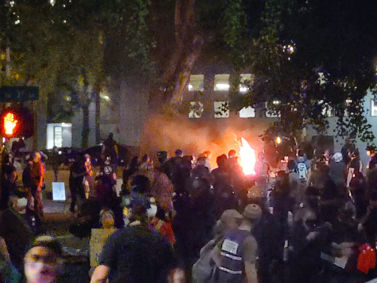 Monday on Portland: where you can eat ribs, light bonfires and repeatedly assault a federal courthouse.