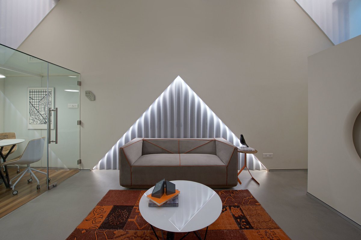 ArchitectsDig's tweet photo. The formalisation of Tetracube office is based on Boolean geometry, and derived by subtracting prisms from the cuboid -- to arrive at chamfered edges that negotiate with existing structural beams at ceiling level.
#DIGDesignStudio #MumbaiOffices #OfficeDesign #Officegoals https://t.co/eessFFD1Bt