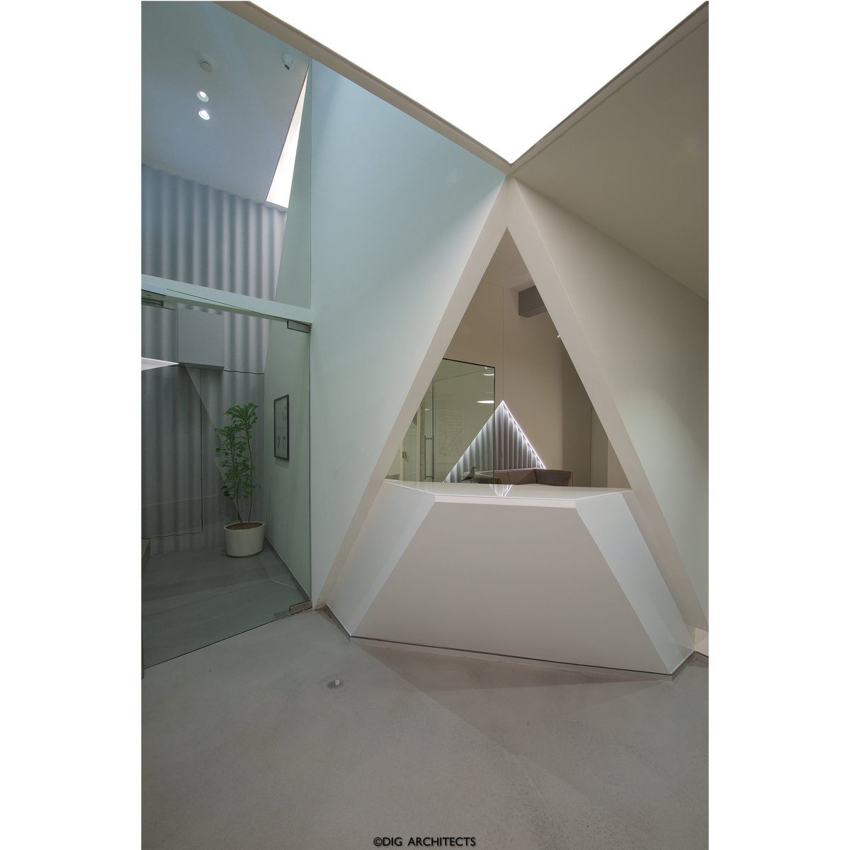 ArchitectsDig's tweet photo. The formalisation of Tetracube office is based on Boolean geometry, and derived by subtracting prisms from the cuboid -- to arrive at chamfered edges that negotiate with existing structural beams at ceiling level.
#DIGDesignStudio #MumbaiOffices #OfficeDesign #Officegoals https://t.co/eessFFD1Bt