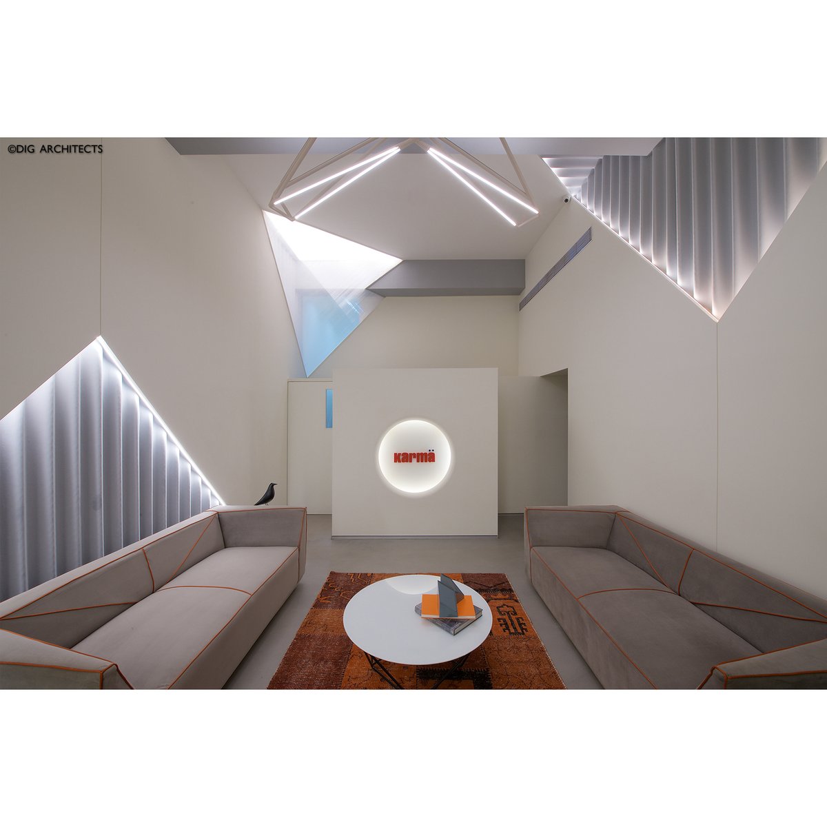 ArchitectsDig's tweet photo. The formalisation of Tetracube office is based on Boolean geometry, and derived by subtracting prisms from the cuboid -- to arrive at chamfered edges that negotiate with existing structural beams at ceiling level.
#DIGDesignStudio #MumbaiOffices #OfficeDesign #Officegoals https://t.co/eessFFD1Bt