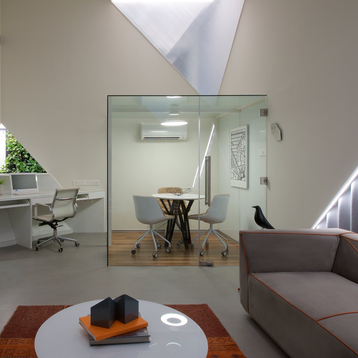 ArchitectsDig's tweet photo. The formalisation of Tetracube office is based on Boolean geometry, and derived by subtracting prisms from the cuboid -- to arrive at chamfered edges that negotiate with existing structural beams at ceiling level.
#DIGDesignStudio #MumbaiOffices #OfficeDesign #Officegoals https://t.co/eessFFD1Bt