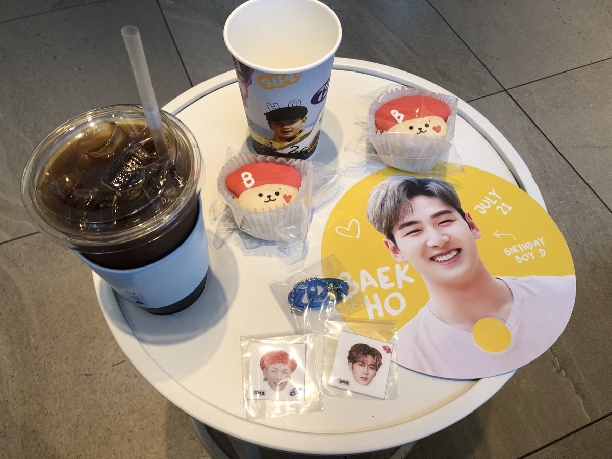 oddtseun's tweet photo. 배꼬미 마카롱 못먹을까봐 광광거리면서 뛰어갓는데 다행히 있었다 ^__^,, 그자리에서 먹었는데 이쁜데 너무너무 맛있기까지 했다 721 키링을 끝으로 키링 세개 다 모앗당 >< 띠부띠부도 너무귀여워용 이쁜 사진들도 잘봤습니다 💕 
#HAPPY_SUMMER_BOY
#동호와_해피_FLEX https://t.co/aosRP2sOUV