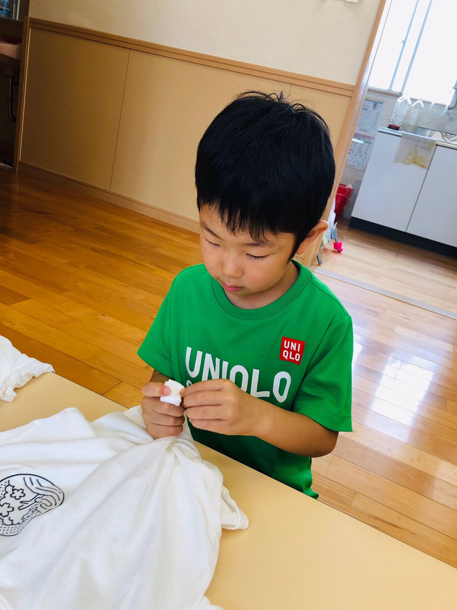 御前山認定こども園 絞り染め Tシャツに輪ゴムを付けています どんな模様になるかなぁ 御前山認定こども園 認定こども園 常陸大宮市 保育 年長 絞り染め 玉ねぎ 模様付け 富士見ヶ丘認定こども園 愛保育園 みらいの苑