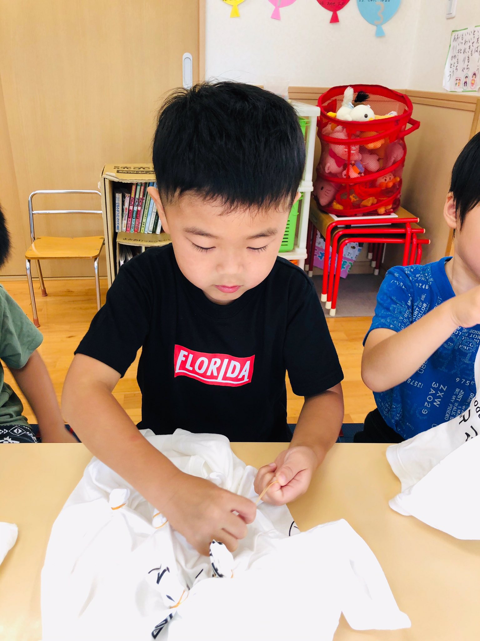 御前山認定こども園 絞り染め Tシャツに輪ゴムを付けています どんな模様になるかなぁ 御前山認定こども園 認定こども園 常陸大宮市 保育 年長 絞り染め 玉ねぎ 模様付け 富士見ヶ丘認定こども園 愛保育園 みらいの苑 御前山認定こども園 絞り染め Tシャツに輪ゴムを付けています どんな模様になるかなぁ 御前山認定こども園 認定こども園 常陸大宮市 保育 年長 絞り染め 玉ねぎ 模様付け 富士見ヶ丘認定こども園 愛保育園 みらいの苑
