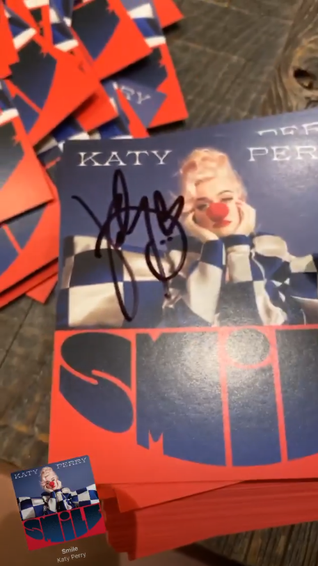 katysmeowers's tweet photo. #KATYSPICS | Katy signing the #SMILE album booklet via her IG Stories.
Pre-order #SMILE: https://t.co/vh2bGpOctp https://t.co/zPLfx3t73R