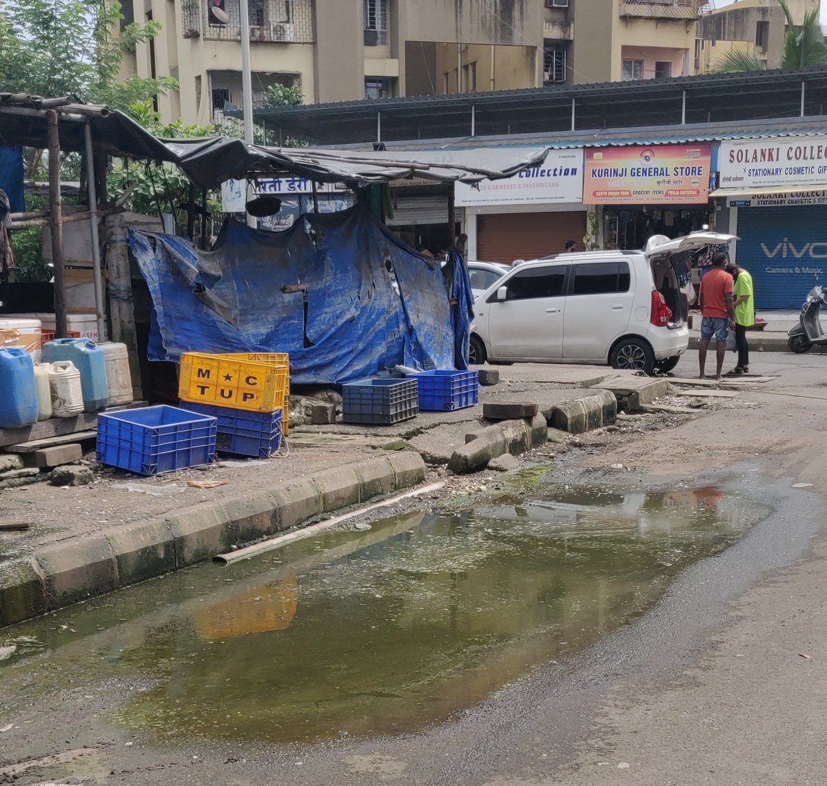 Anantha00711108's tweet photo. @PanvelCorp ..Lot of stagnant water near the Fish Marker of Sector 20 Opp Jal Vayu Vihar Phase 2 shops creating a breeding ground for mosquitoes. Authorities.. can someone act to clear the stagnant water? https://t.co/1Q2o1mg7gc