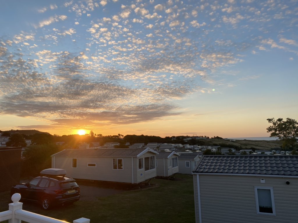 EmmaMer78158311's tweet photo. Beautiful sunrise in Exmouth this morning #devon #devoncliffs #desperatleyneededbreak #breakfromreality #socialdistanced https://t.co/SezYZjYtQY