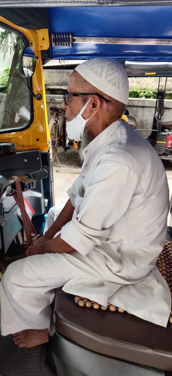 Shruti_d9's tweet photo. Not wearing a mask correctly, spat more than twice on the road, rash driving and paid no heed even after telling him. @MumbaiPolice @mybmc is this the new normal now? Are we not going to take this seriously? https://t.co/F0o2AQnpgO