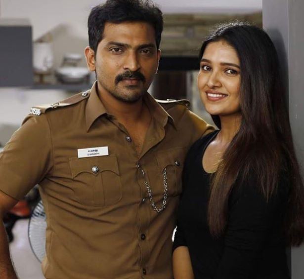 MediaMainstream's tweet photo. "மனச திருடியதால்
கண்களால் கைது செய்து 
இதயத்தில் சிறை 
வைத்துவிட்டாராம்!"
#Lockup #August14Release
@actor_vaibhav, #vaanibojan, @vp_offl @ZEE5Tamil @ZEE5India https://t.co/ipmlHXQ6kt
