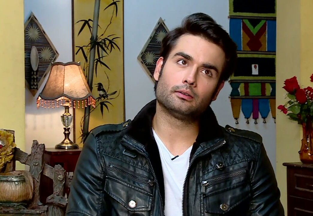 manishadmg12's tweet photo. Such a cutie #VivianDsena 😚😚

The way he's playing with his eyes👀👀
&amp;  can he tell me how his Eye brows are so perfect 😣 Having same shape as him mine are still not perfect as his ! 😒😒😅

@VivianDsena01 https://t.co/3IFD4Pk3Ks