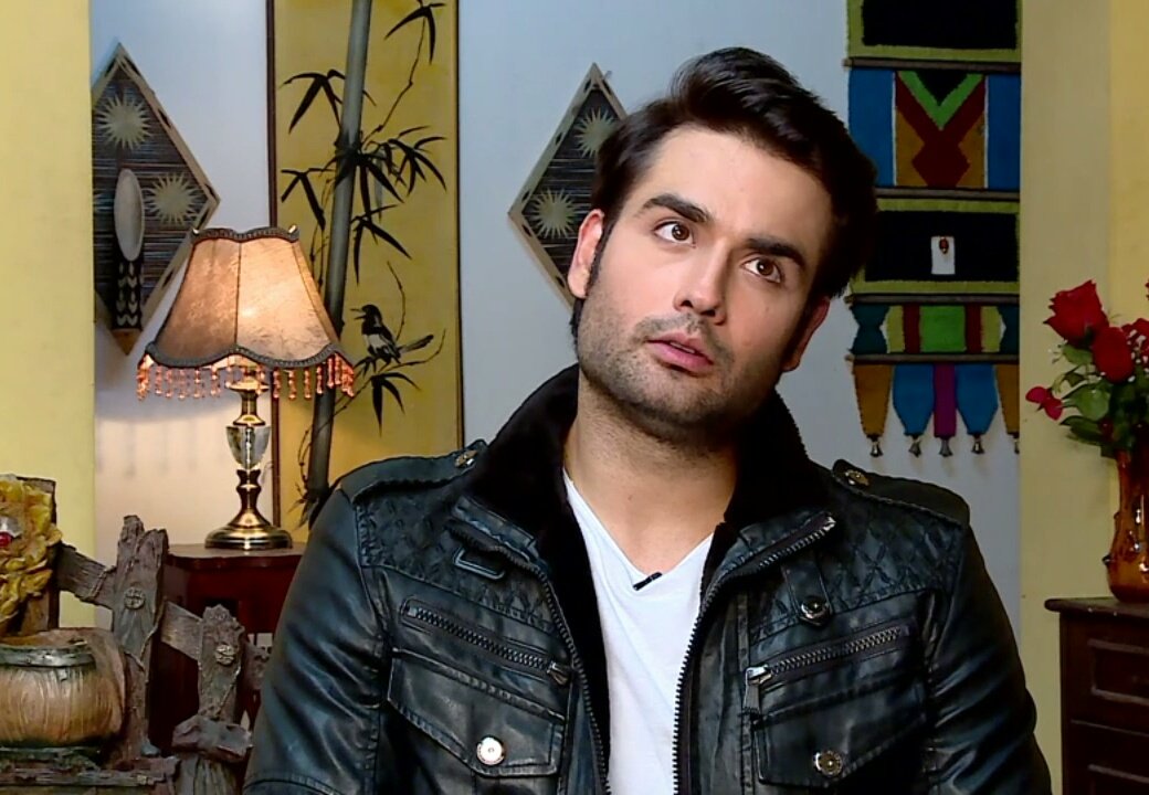 manishadmg12's tweet photo. Such a cutie #VivianDsena 😚😚

The way he's playing with his eyes👀👀
&amp;  can he tell me how his Eye brows are so perfect 😣 Having same shape as him mine are still not perfect as his ! 😒😒😅

@VivianDsena01 https://t.co/3IFD4Pk3Ks