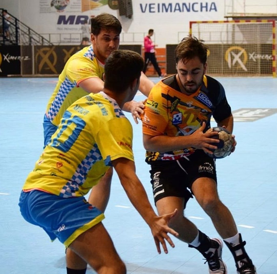 BmXimenez's tweet photo. 📢📣 RENOVACIÓN 📣📢

José Baena (@joseleke7) renueva su compromiso por una temporada más 👌🏼💯 

"El profe" en la faceta ofensiva nos seguirá deleitando con su masterclass 👨🏽‍🏫🤾🏽‍♂️

#VamosMiGenil #VamosAX #FuelleIsBack https://t.co/fDzP0vSX0O
