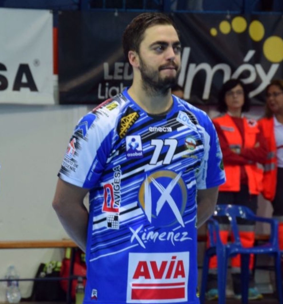BmXimenez's tweet photo. 📢📣 RENOVACIÓN 📣📢

José Baena (@joseleke7) renueva su compromiso por una temporada más 👌🏼💯 

"El profe" en la faceta ofensiva nos seguirá deleitando con su masterclass 👨🏽‍🏫🤾🏽‍♂️

#VamosMiGenil #VamosAX #FuelleIsBack https://t.co/fDzP0vSX0O