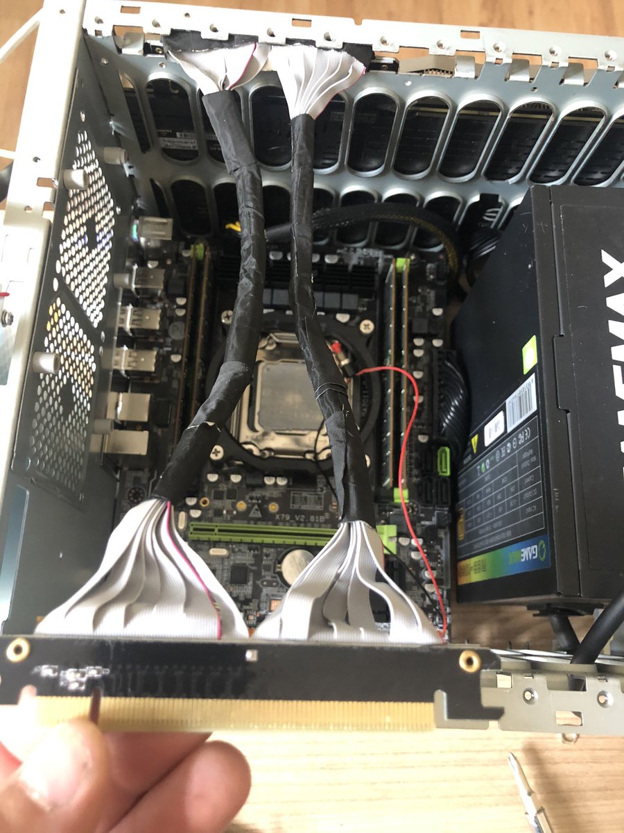 WowihaY's tweet image. #CustomMod Переробив кабель райзеру. Заведу між половинками радіатору.