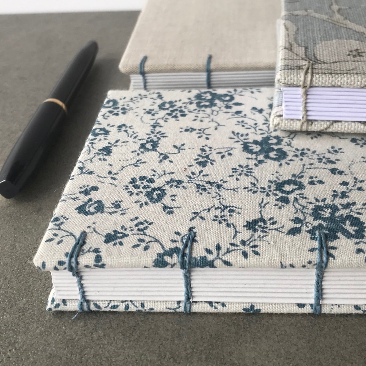 HelloFlorrie's tweet photo. Morning #earlybiz ☕
I've newly listed notebooks and vintage pens listed to my @EtsyUK shop - pop by for a browse 👇
https://t.co/YEkdfjcRdF
#vintageetsy #vintageshowandsell #ecopen #writers #giftforwriters https://t.co/rP73S0PsWO