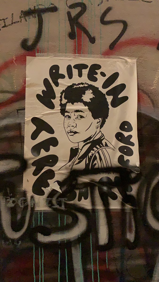 There’s a sign on the federal courthouse that encourages Portlanders to vote for  @TeressaLRaiford, the founder of Don’t Shoot PDX. Teressa is running a write-in campaign for mayor. Don’t Shoot recently sued PPB to prevent their use of tear gas:  https://www.opb.org/news/article/tear-gas-portland-lawsuit/