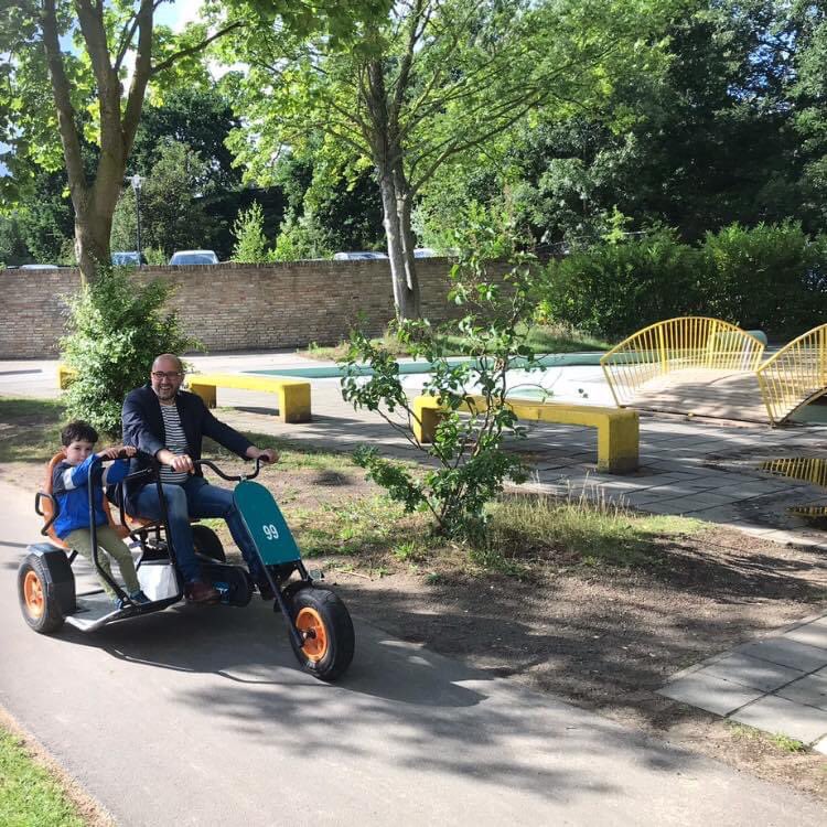 ahmedmarcouch's tweet photo. In deze zomervakantie zou ik een Arnhems kind willen zijn. Dan kon ik hutten bouwen, survivallen met de scouts en kreeg ik rondleidingen bij het zweefvliegcentrum of de manege. Maar vader zijn in Arnhem is ook fijn, want ouders mogen meehelpen. https://t.co/rZW6eX0dOr