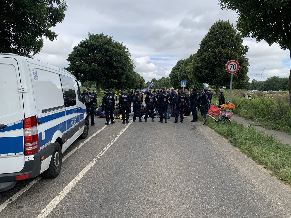 DanniPilger's tweet photo. Bin unterwegs, ich teile Bilder über Twitter und es gibt ein paar Videos vom Wochenende hier https://t.co/io0ItiT3ZA #AlleDoerferBleiben #AlleGegenLuecker #FridaysForFuture #kuckum #berverath #lützerath #enteignenstoppen #allegegenrwe #Keyenberg #immerath #tagebau #garzweiler https://t.co/waW53nJk7q