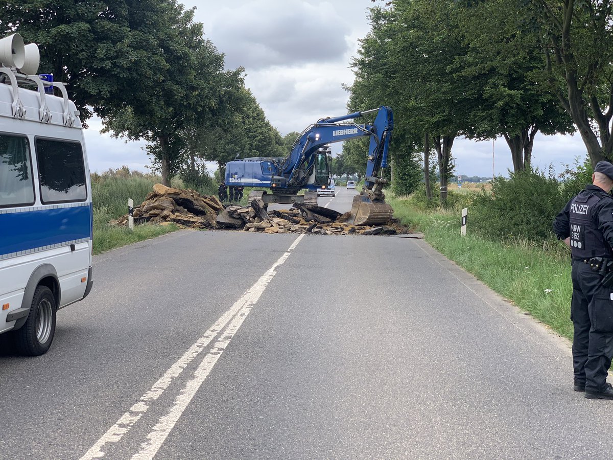 DanniPilger's tweet photo. Bin unterwegs, ich teile Bilder über Twitter und es gibt ein paar Videos vom Wochenende hier https://t.co/io0ItiT3ZA #AlleDoerferBleiben #AlleGegenLuecker #FridaysForFuture #kuckum #berverath #lützerath #enteignenstoppen #allegegenrwe #Keyenberg #immerath #tagebau #garzweiler https://t.co/waW53nJk7q