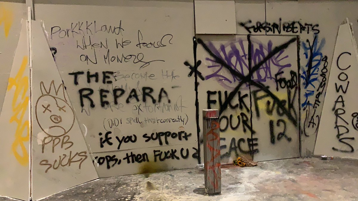 If you’re just tuning in, the federal courthouse is completely covered in graffiti, and has been for many weeks. You may have seen  @DHS_Wolf talk about “violent anarchists” doing graffiti on federal property? This is what he’s talking about. This is why feds are here, I guess.