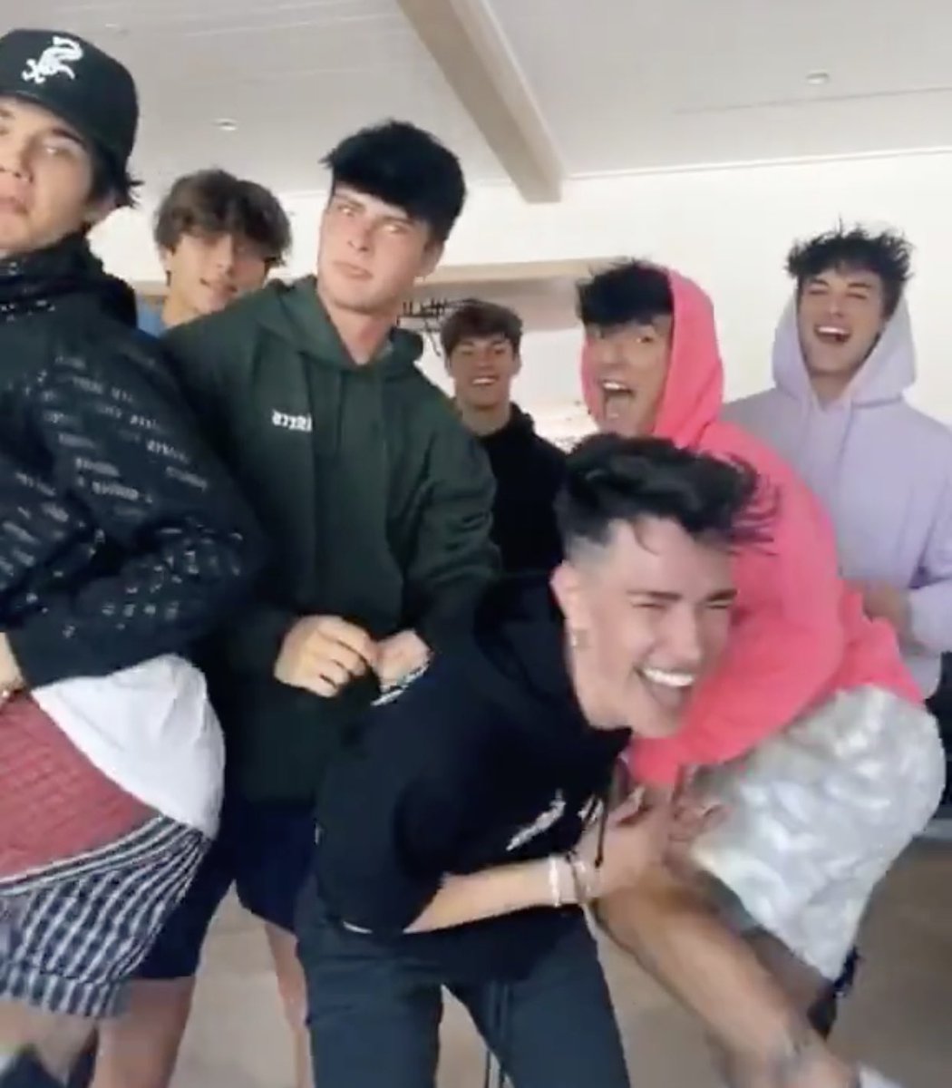 reactions X:ssä: presumably straight tiktok boys surrounding james charles  t.coh0MALnjjcz  X