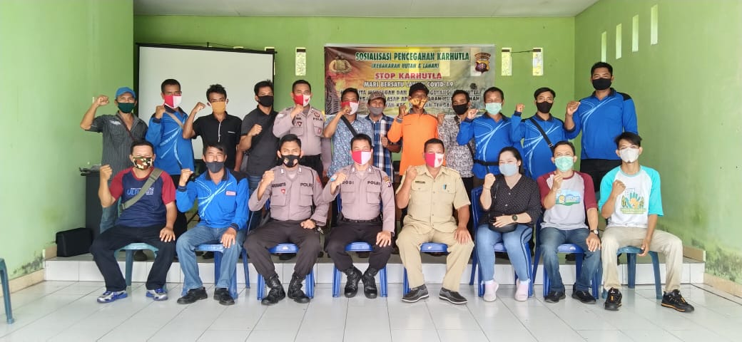 Yeni2614's tweet photo. Sosialisasi pencegahan karhutla bersama dengan Pemerintah desa, Polsek Kahayan Tengah, Kelompok MPA, dan juga Fasilitator DPG. Kegiatan ini di ikuti oleh 3 Desa yaitu Desa Bukit Rawi, Penda Barania dan Tanjung Sangalang.
#lanjutkanrestorasigambut @SyamsulAlAzis1 
@Anggam_21
@Ria https://t.co/cN85yU3Wrt