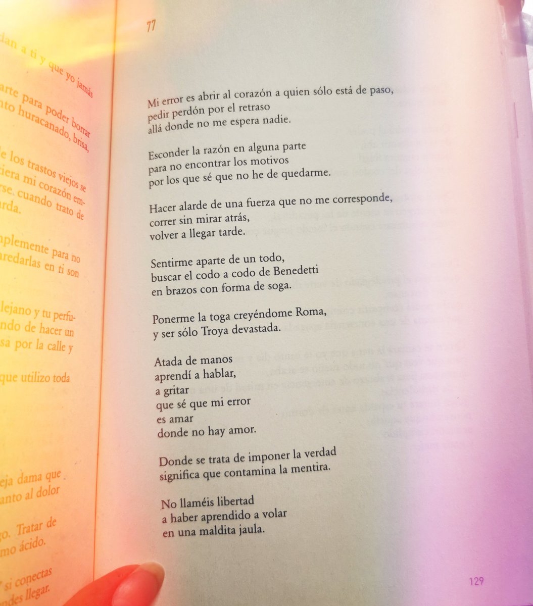 jocelon15's tweet photo. @loretosesma 😍📙
#amorrevolver https://t.co/RTceIRdO7w