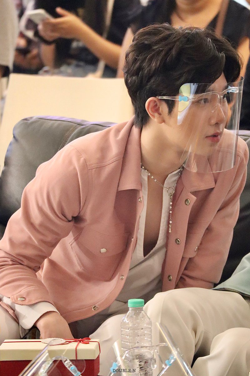 Newunderworld1's tweet photo. รู้ว่าหนูโตเป็นหนุ่มแล้ว แต่แบบ เสื้อหนูไม่ต้องแหวกขนาดนั้น ก็ได้ ในสายตาพี่ๆหนูยิมยิมก็ยังเป็นเด็กตะเล็กตะน้อยเสมอหล่ะ(มั้ง) 😆😆😆
#Mynameis_yim 
#CottoncandYim
#OxyGenerationTH
#BestYimXPairaupraupring https://t.co/tVrhWT4atD