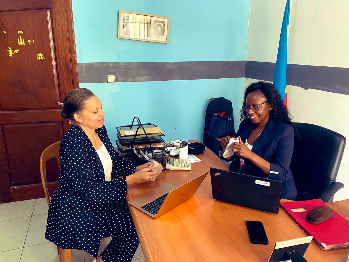 afiamama's tweet photo. Nous avons eu l’honneur de recevoir Mme Valérie Maloba,conseillère en charge du partenariat du ministre #jeunesse @BillyKambale1 qui a présenté #masque😷 produit par les jeunes filles du programme #KITUMAINI appuyer par @UNFPARDC @SennenHounton @NicolasJSimard @annytenga @BLomeya https://t.co/DQWG8KpI3F