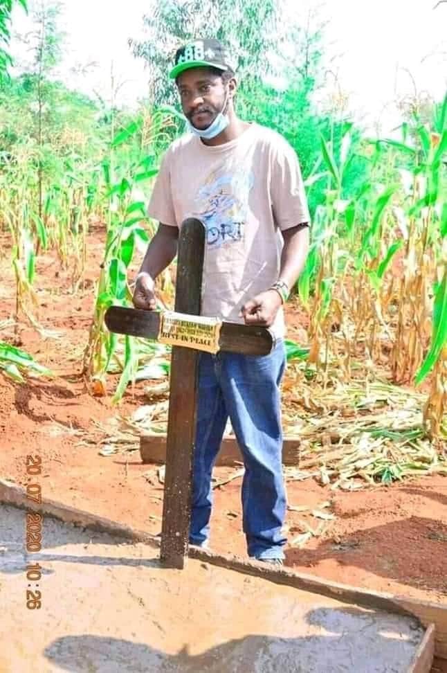 BN_Karanja's tweet photo. This is the saddest photo I've come across today.
Some friends come into our lives and become family.
The pain in Njoro's eyes is insurmountable. He's hard hit by the death of Papa Shirandula . May God heal him..
#RIPCharlesBukeko
#PapaShirandula
#COVID19KE https://t.co/pfwWk7g1qx