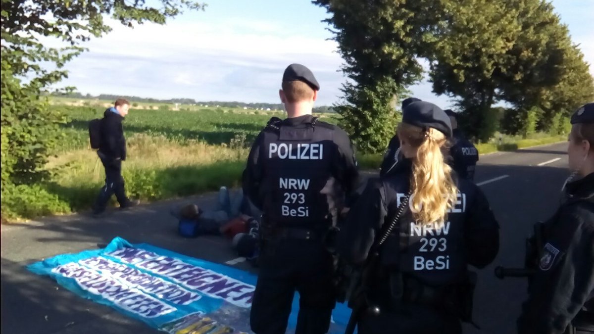 dersetzen's tweet photo. Blockierte*innen weisen das zurück jetzt treffen weitere Einheiten https://t.co/9CeuAUxFtH