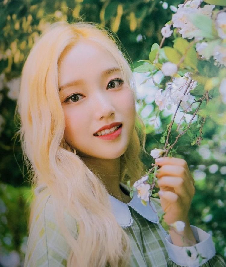 jihyouwu's tweet photo. fun fact: gowon is the first ever person to photosynthesis https://t.co/kQRlxfXiKC