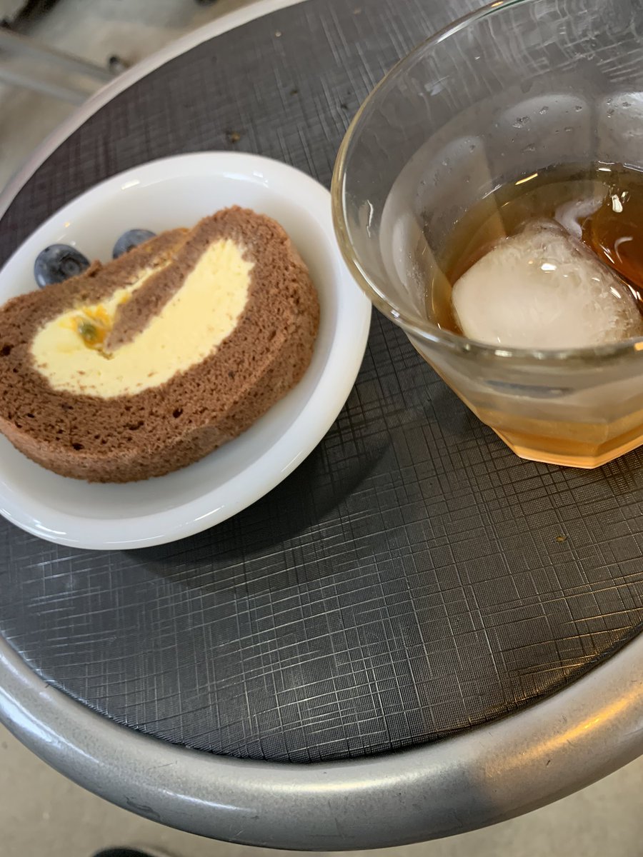 shinsyuguitar's tweet photo. レッドハウスさんにおじゃましています
3:00のおやつありがとうございます

#shinsyuguitar #信州ギター祭り #信州ギター #sugiguitar  #tsguitars  #customguitar  #monose  #redhouseguitars #blackcloud  #blacksmoker #seventyseven  #Bacchus #guitar https://t.co/0qgzPO8j2p