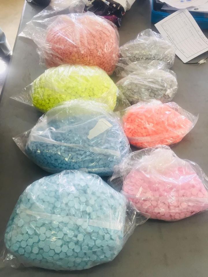 ArianaNews_'s tweet photo. Afghanistan's Counter Narcotics Police seized almost 30,000 "tablet-K" pills in an operation at Hamid Karzai International Airport. 4 suspected drug smugglers were arrested, #MoI confirmed. Tablet-K is a street drug popular among youth in #Afghanistan #tabletK #drugs #smugglers https://t.co/SbCf7BqpM2