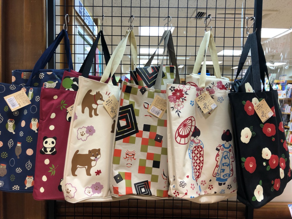紀伊國屋書店 新宿本店 1階c Zone洋書 オススメ商品のご案内 大きめサイズで使い道がいっぱい 和のマルチトートバッグ が好評発売中です ファスナー付きで内ポケットもついていますよ 1泊ぐらいの旅行もo K 是非お立ち寄り下さいませ Y K