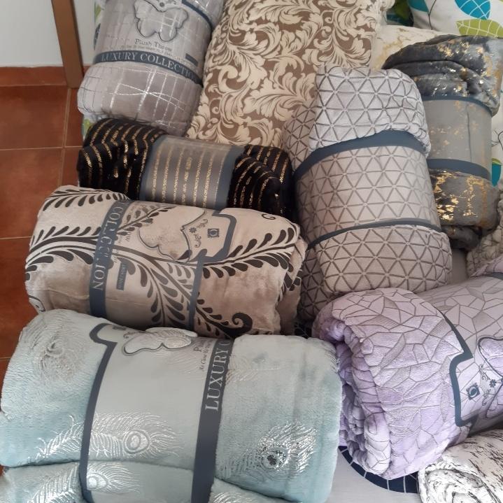 dimmyk_jay's tweet photo. Good morning,

I’ll be doing deliveries in Joburg, Roodeport and Pretoria today. 

Plush Throw blankets (R350) - big enough for double beds. Place your orders, you order we deliver. 

Please kindly retweet for awareness 🙏🌻 https://t.co/WjW2kYUhOv