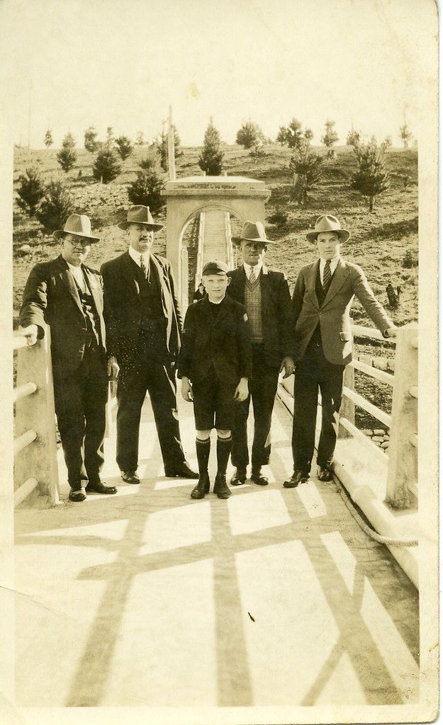 Infolass's tweet photo. Seeking advice from Aus #twitterstorians  Group on unknown pedestrian bridge, probably in Victoria.  Where could this be?  #unidentified  https://t.co/GH4JzClnaA https://t.co/7dunebVvvx