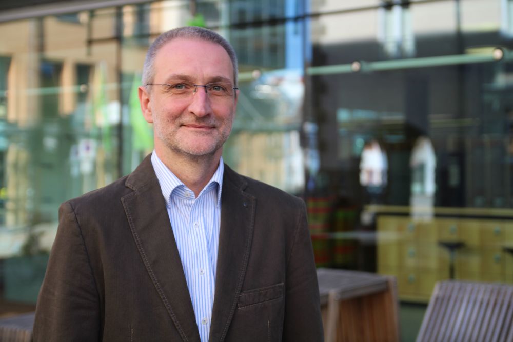 WHZ_Zwickau's tweet photo. Die #WHZ wird mit einer Mischung aus Präsenzlehre und digitalen Angeboten ins WS 20/21 starten. Prorektor Bildung, Prof. Wolfgang Golubski, im Interview: https://t.co/bmS2NBNpAc https://t.co/mmFpwXIBpo