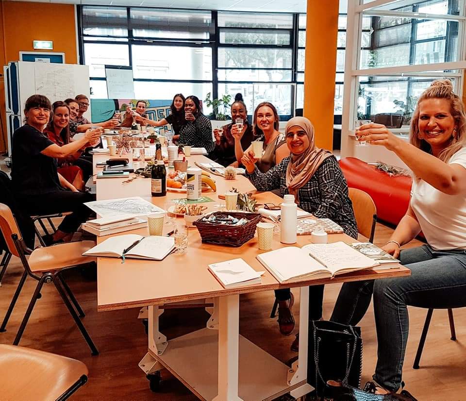 Leuk: wij zijn de trekkers geworden van een sociaal team!
<a href="/Havensteder/">Havensteder</a> gaat duurzaamheidsingrepen doen in de Gijsingflats in <a href="/BospolderT/">BospolderTussendijken</a>. Het sociaal team zet zich in voor meer contact tussen bewoners en grijpt dit moment aan om signalen van sociale problematiek te ondervangen.