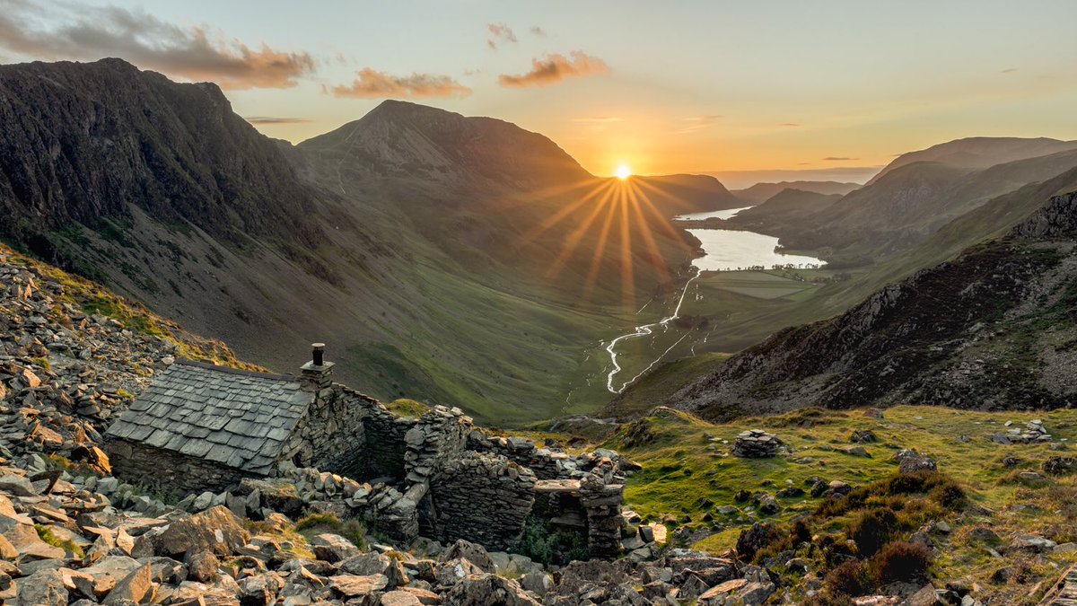 andysj11's tweet photo. I treated myself to a trot up to #warnscalebothy & #buttermere on Sunday. A lovely way to end the day @PictureCumbria #theplacetobe @cookhouseart @CumbriaWeather #lakedistrict @keswickbootco @BBC_Cumbria #EarthCapture @ThePhotoHour @NPhotomag @BBCEarth @opoty @AP_Magazine https://t.co/E8RBZmrU3W