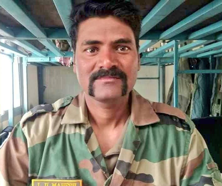 RamMNK's tweet photo. దేశ రక్షణలో సిక్కోలు వీరులు ముందుండి పోరాడతారు.  కార్గిల్ సమీపంలో బాంబులు నిర్వీర్యం చేస్తూ ప్రాణాలర్పించిన ఉమా మహేశ్వరరావుకి నా జోహార్లు. అతని కుటుంబానికి తీవ్ర సంతాపం వ్యక్తం చేస్తున్నాను. యువకుడిగా సైన్యంలో చేరి ఆర్మీ అధికారిగా ఎదిగి ఆయన శ్రీకాకులానికే స్ఫూర్తిగా నిలిచారు. https://t.co/z2kAaxvFBO