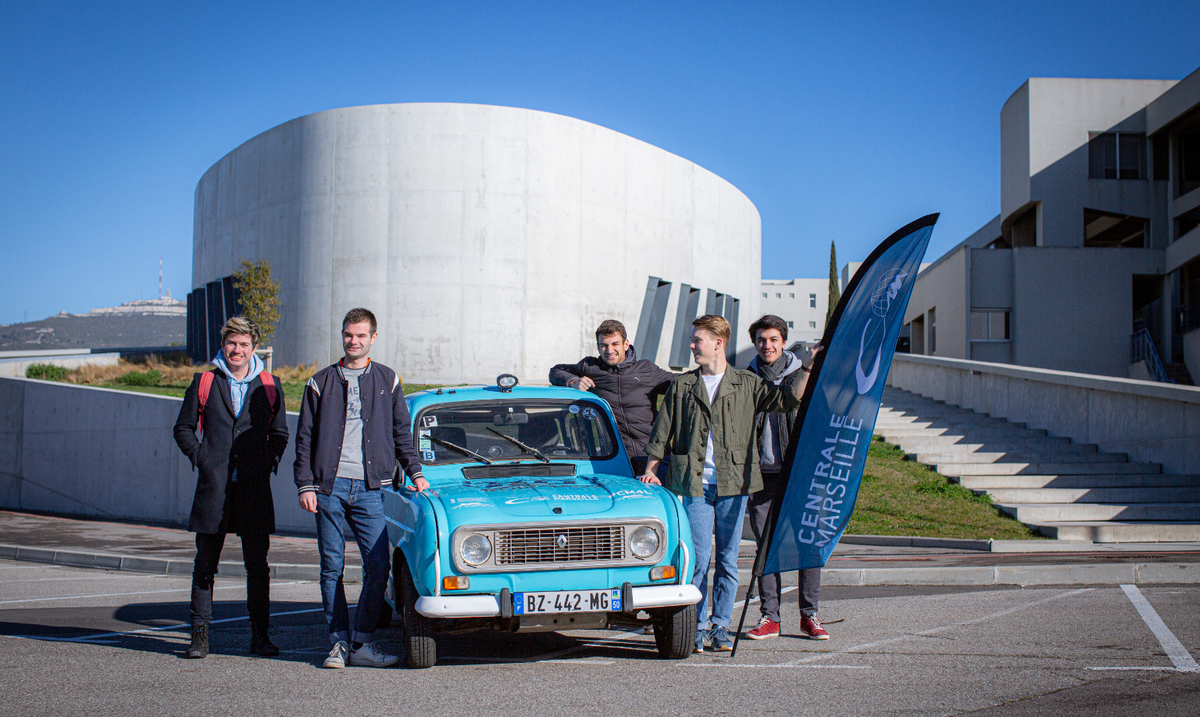 [#Admissibles2020] Hugo &amp; Pierre-antoine ont participé au 4L Trophy avec la <a href="/SquadraMassilia/">la Squadra Massilia</a>. Le projet : 6000km de Biarritz à Merzouga au Maroc à travers le désert pour apporter du matériel scolaire et sportif ! 🚘
➡ bit.ly/2E7ffVP
—
1 jour 1 asso en 🎥 avec <a href="/UA_ECM/">UA ECM</a>