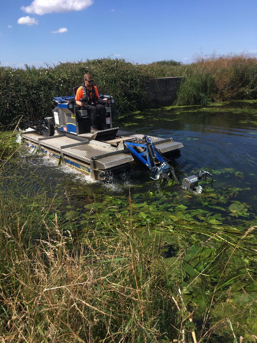 DeTom48's tweet photo. #StourFieldTeam removing weed at the #RoaringGutter #Hackling near #Sandwich https://t.co/jkqJb907Tm